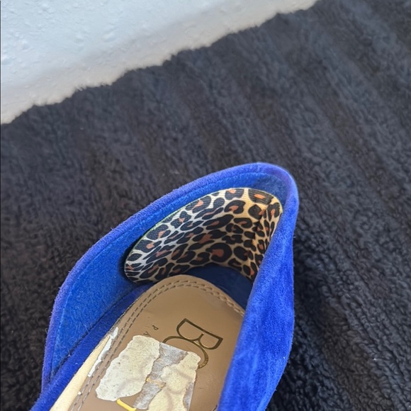 BCBG Blue High Heels with D'Orsay Cut - Picture 4 of 7